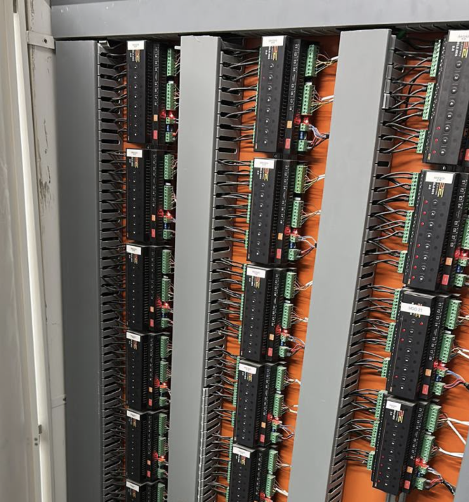 Módulos eletrônicos instalados em painel de automação