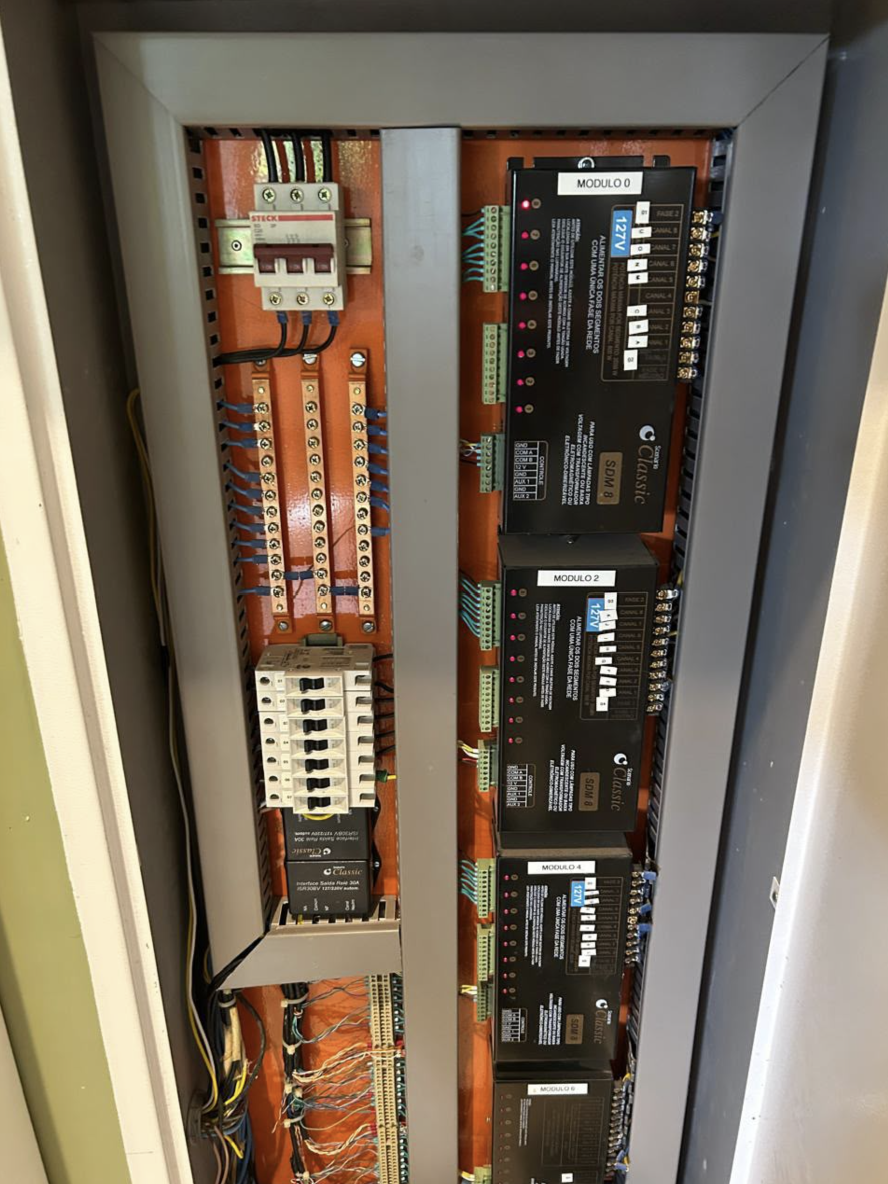 Módulos de automação para controle de iluminação instalados em quadro técnico