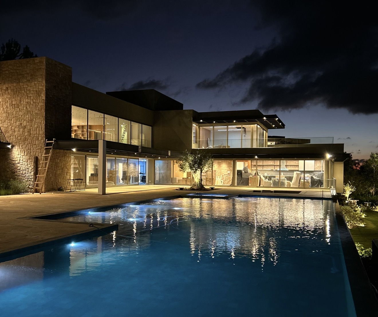 Residência de alto padrão com piscina e iluminação executada pela Macovolt