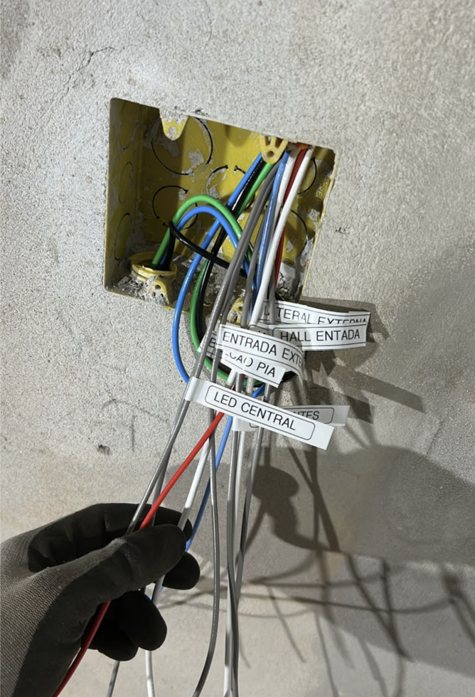 Condutores elétricos identificados durante a etapa de instalação
