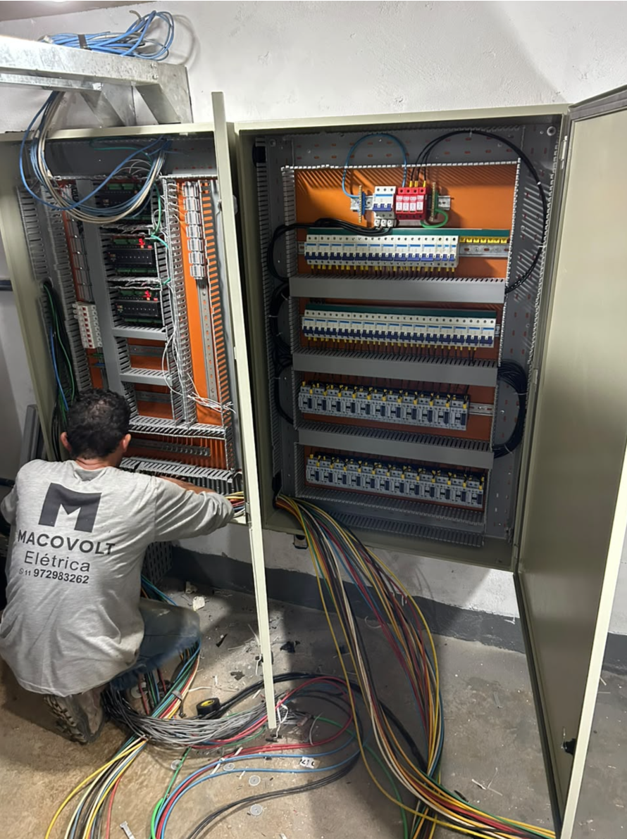 Profissional da Macovolt executando a montagem de painéis elétricos e de automação