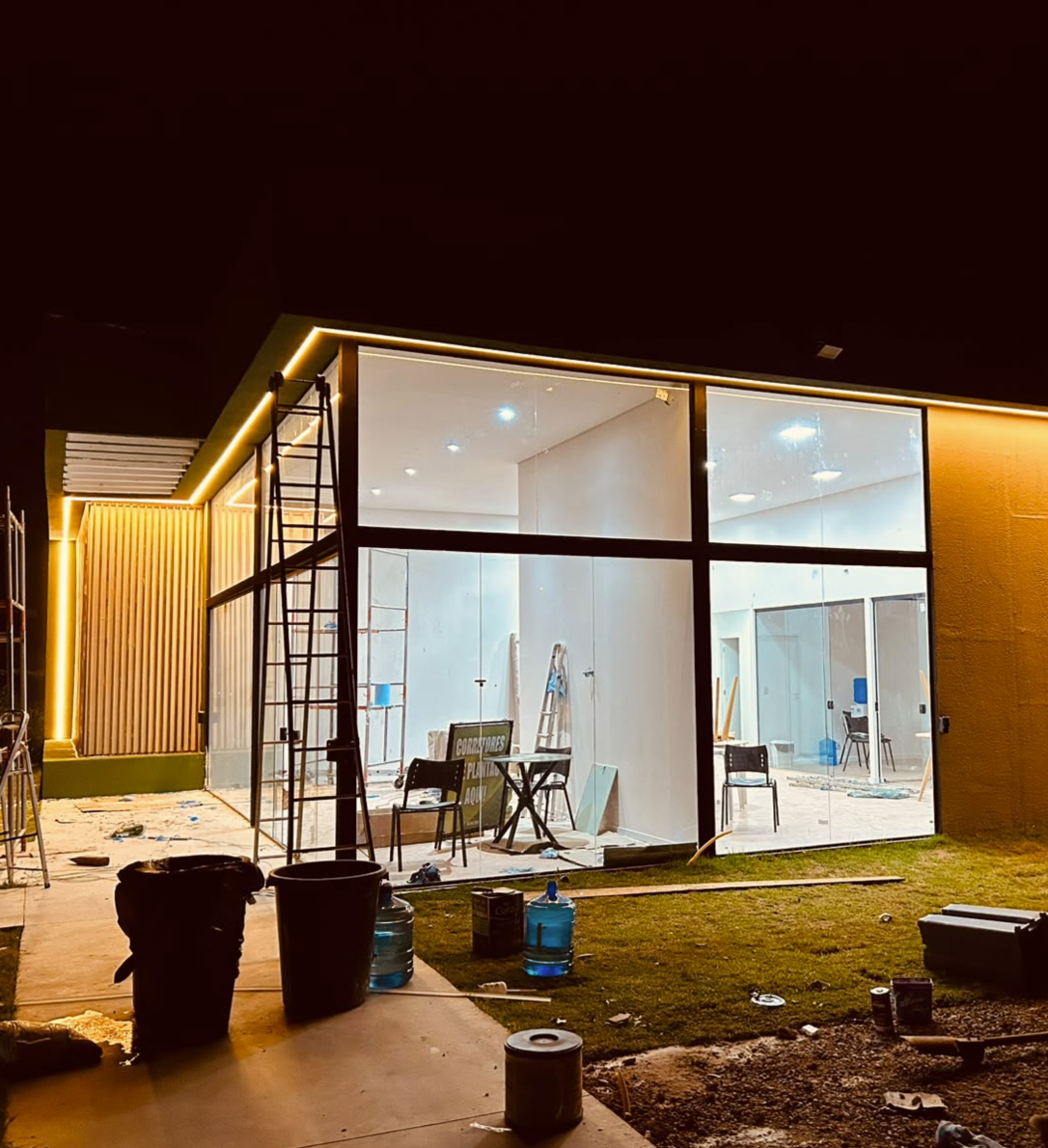Fachada contemporânea com iluminação linear durante a execução da obra