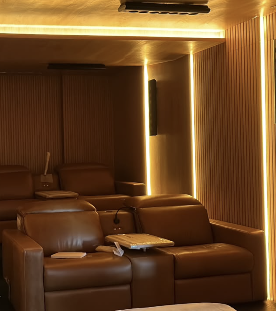 Sala de cinema residencial com iluminação linear decorativa