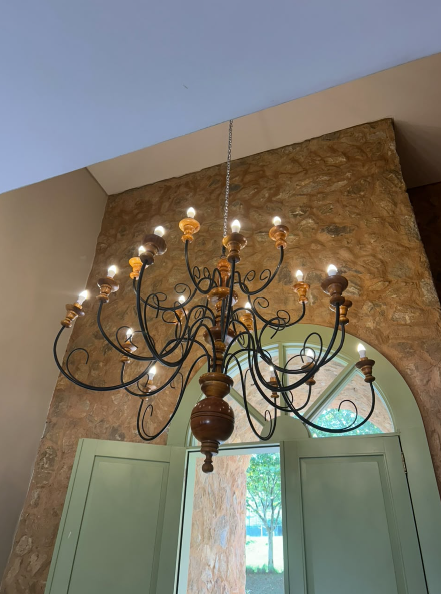 Lustre decorativo instalado em ambiente de pé-direito alto