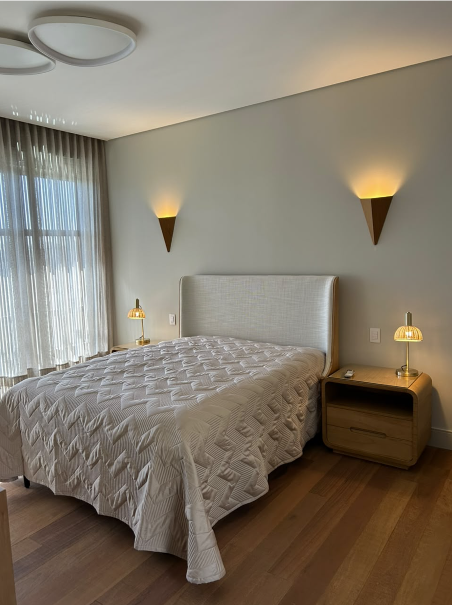 Quarto residencial com arandelas e luminárias decorativas