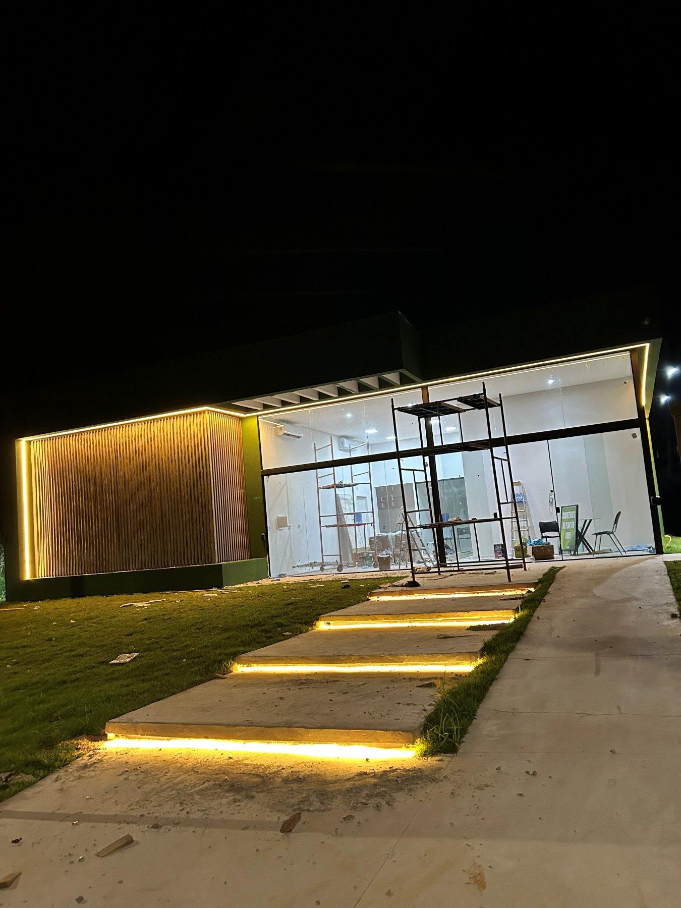 Fachada residencial com iluminação técnica Macovolt