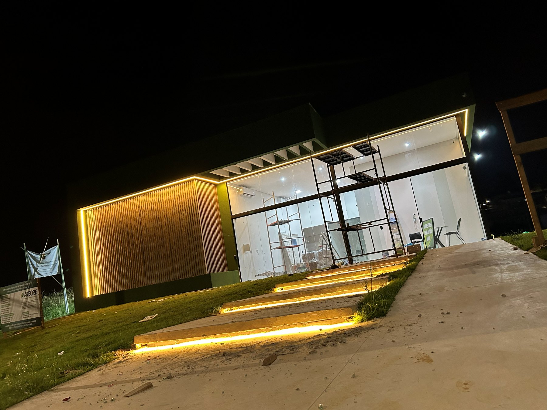 Fachada residencial iluminada em obra Macovolt