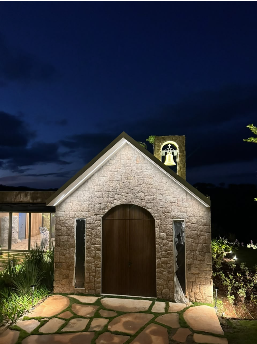 Capela com fachada e paisagismo iluminados pela Macovolt
