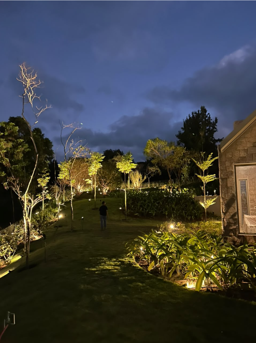 Jardim residencial com iluminação paisagística executada pela Macovolt