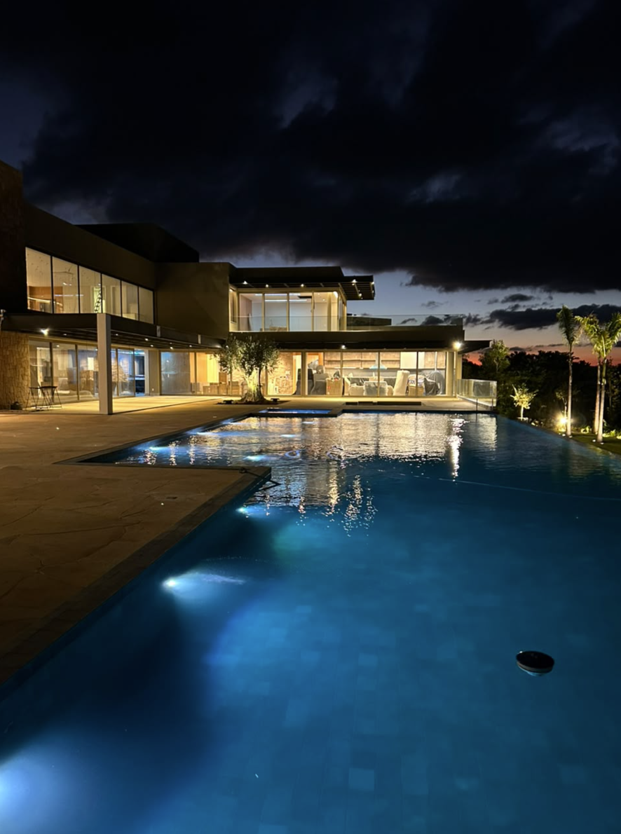 Residência de alto padrão com piscina e iluminação externa executada pela Macovolt
