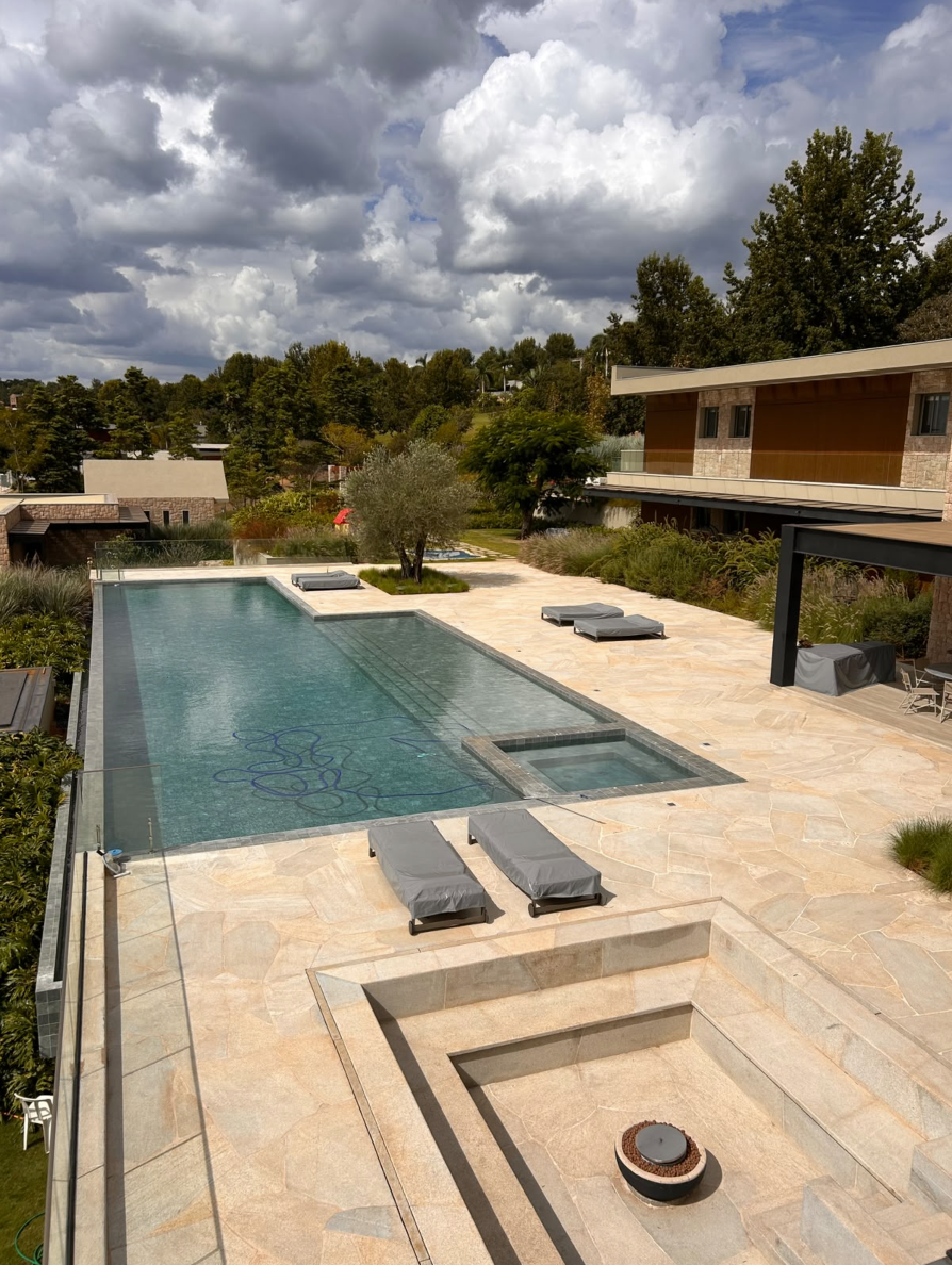Área externa de residência de alto padrão com piscina e paisagismo