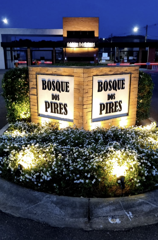 Entrada residencial Bosque dos Pires com iluminação ornamental