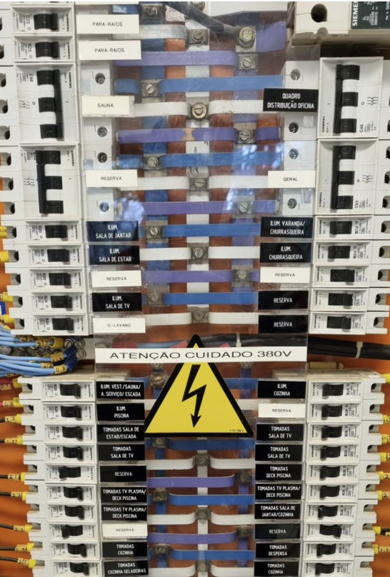 Quadro elétrico identificado com barramentos e circuitos organizados