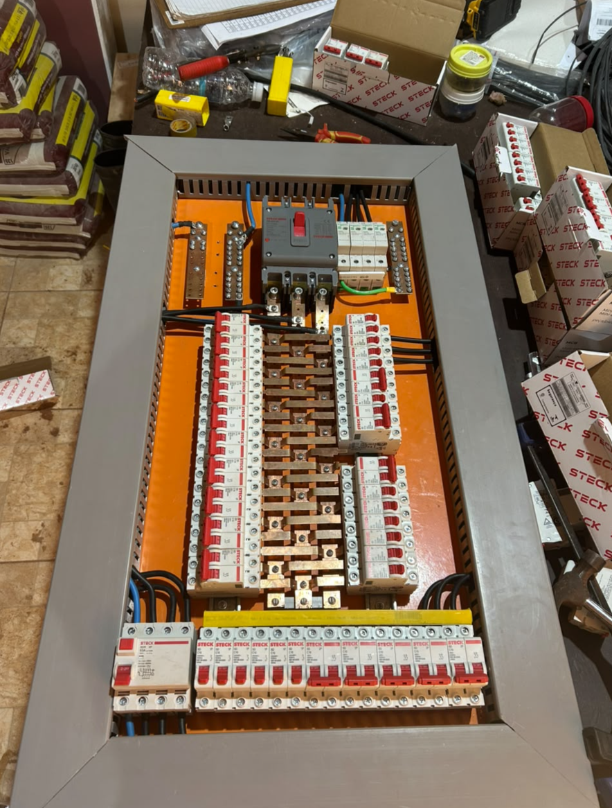 Montagem de quadro de distribuição elétrica com barramentos e disjuntores
